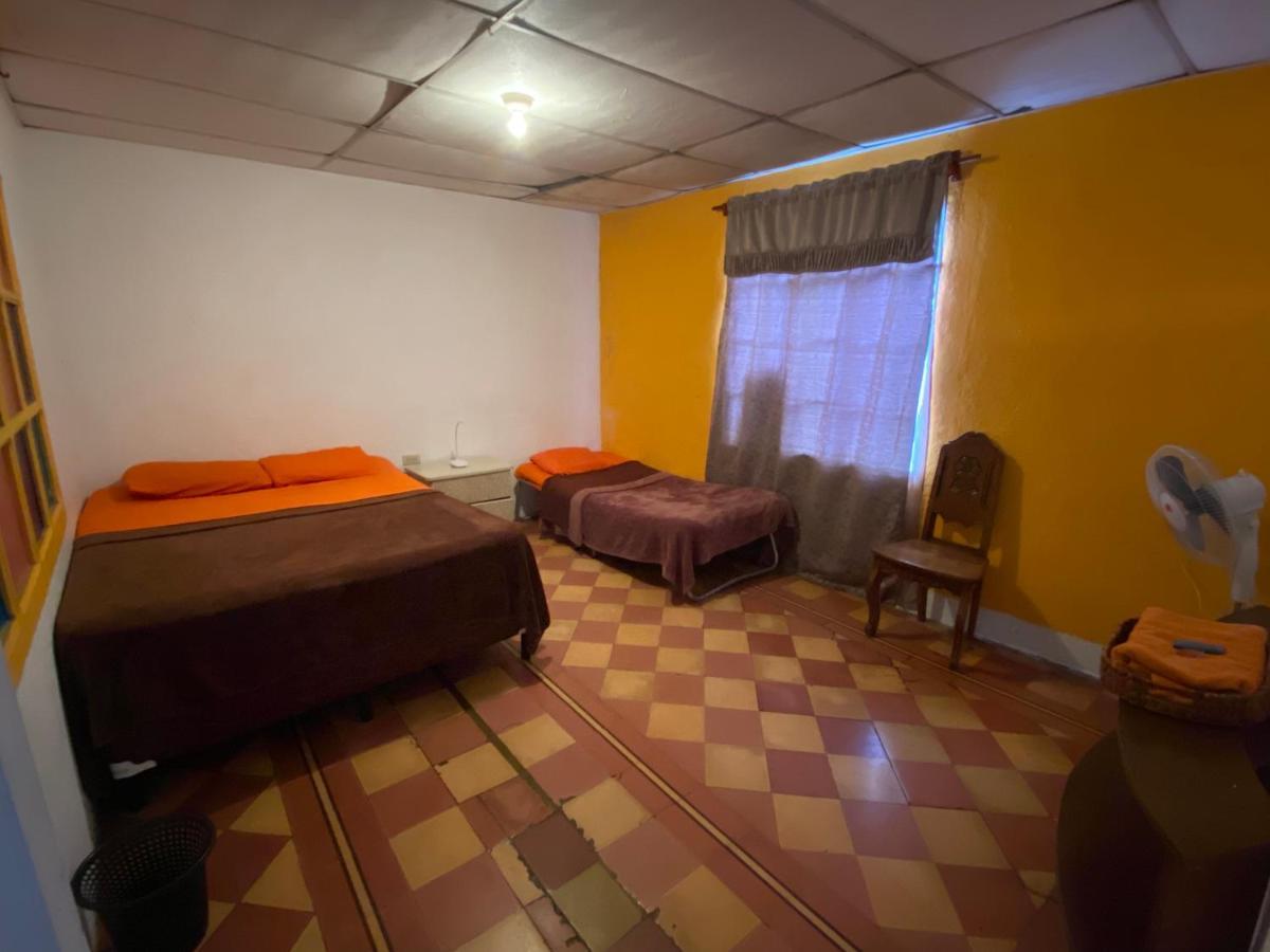 4 Grados Hostel Guatemala City Ngoại thất bức ảnh